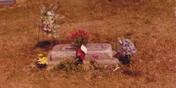 James Dean's grave without tombstone (August 1983)